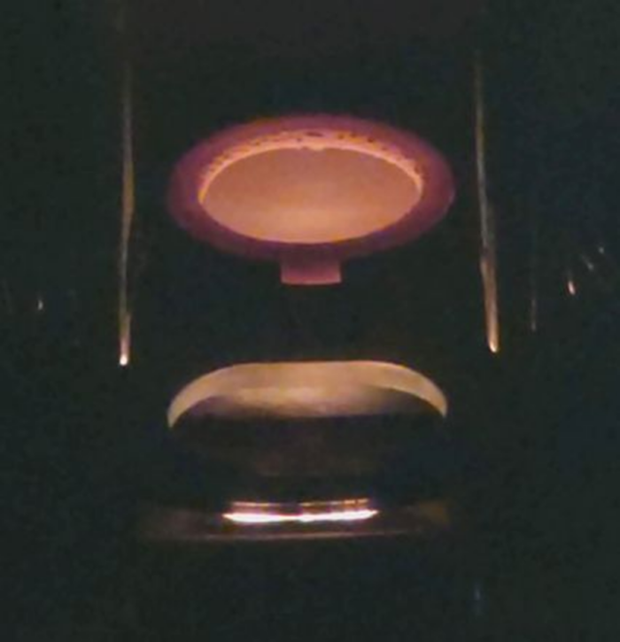 電子ビーム照射中　均一に加熱されていることが良く分かる画像